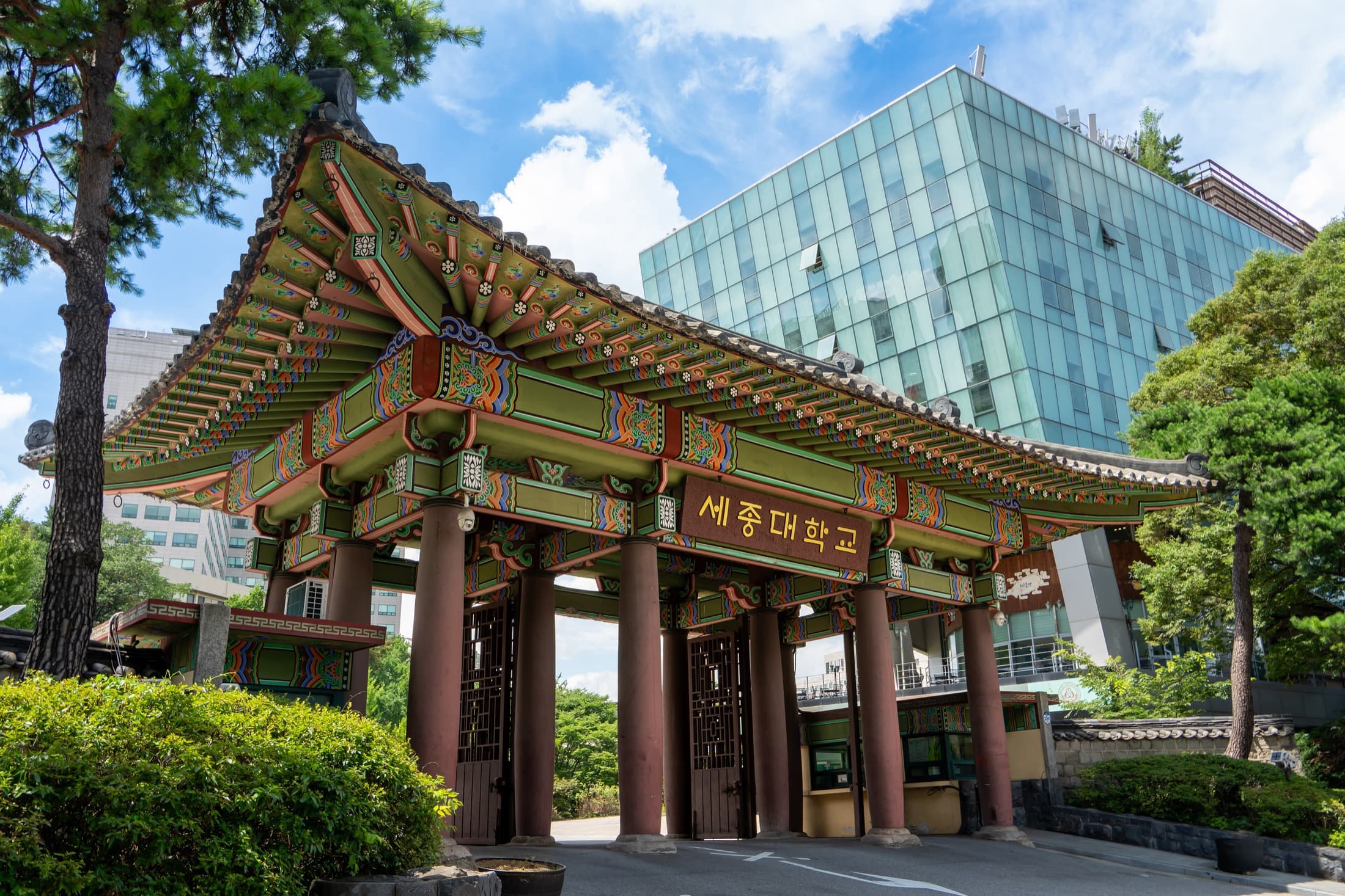 Gerbang tradisional kampus Sejong University di Seoul